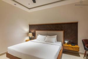 Postel nebo postele na pokoji v ubytování Anantharaa Hotel