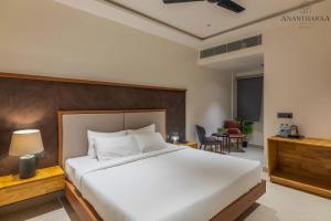 Postel nebo postele na pokoji v ubytování Anantharaa Hotel
