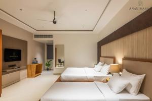 Postel nebo postele na pokoji v ubytování Anantharaa Hotel