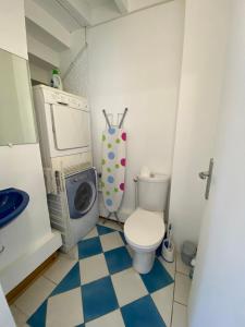 a small bathroom with a toilet and a washing machine at St THOMAS in La Teste-de-Buch +10 photos