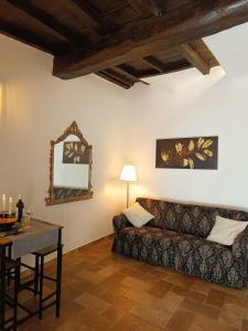 a living room with a couch and a table at Le 10&10 SPA idromassaggio in camera Nepi VT in Nepi