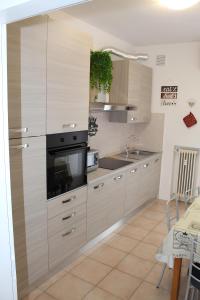 A kitchen or kitchenette at VENICE Sweet Home - your home in a beautiful neighborhood of the City of Venice