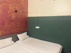 Kvm Tourist Home客房内的一张或多张床位