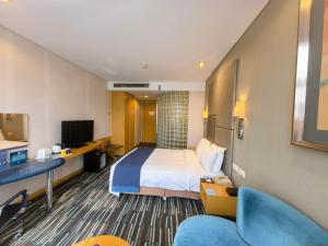 Телевизор и/или развлекательный центр в Holiday Inn Express Beijing Dongzhimen by IHG