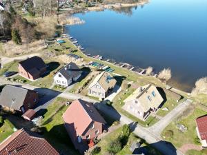 an aerial view of a house next to a lake at See in Sicht in Sternberg