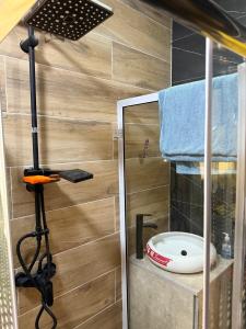 uma pequena casa de banho com um chuveiro e um lavatório. em Studio de Luxe avec Jacuzzi à 15 Minutes de l'Aéroport AIBD ! em Déni Diarke mais 12 fotografias