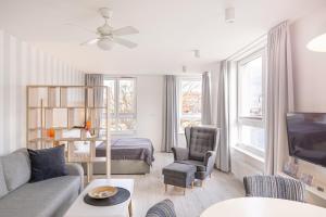 Televízia a/alebo spoločenská miestnosť v ubytovaní Chrobry Apartamenty Gdańsk Grodzka 10