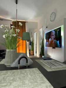 un salon avec une télévision au mur dans l'établissement Studio apartman Mango, à Jadranovo