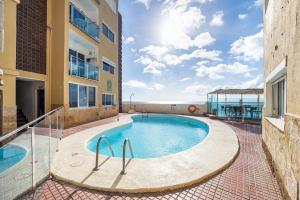 una piscina en medio de un edificio en FRUCT Pirata Beach, en Maspalomas