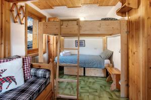 a bedroom with a bunk bed in a cabin at Nido Alpino Terme e Sport - Bormio in Valdidentro