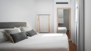 A bed or beds in a room at Don Fadrique Apartments by Olala Homes