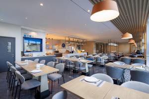 长沙大科城智选假日酒店餐厅或其他用餐的地方