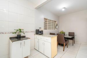 Kuchyň nebo kuchyňský kout v ubytování Quarto em casa compartilhada 5 min da Esplanada