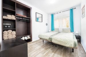 Un dormitorio con una cama y una ventana grande. en FRUCT Pirata Beach, en Maspalomas 72 fotos más