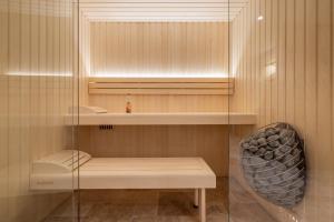 a glass shower with a bench in a room at Le Cellier & Spa in Saint-Maximin