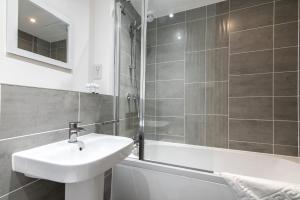 Ένα μπάνιο στο 2-Bed Home in Quiet Neighborhood with Parking & Wifi