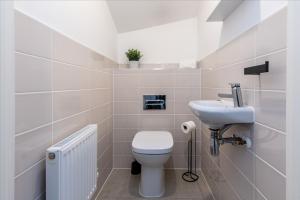 Ένα μπάνιο στο 2-Bed Home in Quiet Neighborhood with Parking & Wifi +3 φωτογραφίες
