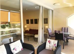 a living room with a couch and a table at Apartamento Francás in Comarruga