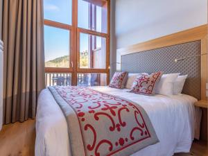 Katil atau katil-katil dalam bilik di Superbe apt 4 pièces avec piscine, spa, salle de fitness, parking et WIFI inclus aux Arcs 1800 - FR-1-352-45