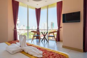 Postel nebo postele na pokoji v ubytování Colina Inn Hotel + 27 fotografií