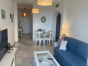 Televisyen dan/atau pusat hiburan di Holidays beach Estepona