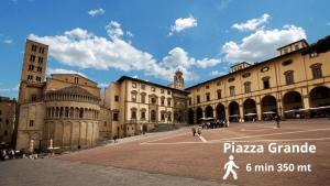 un grupo de edificios con una persona caminando por un patio en Centro Storico - 5 minuti da Piazza Grande, en Arezzo