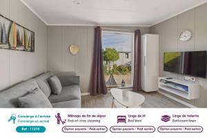 a living room with a couch and a tv at Chalet neuf pour 6 dans une résidence avec piscine in Brétignolles-sur-Mer