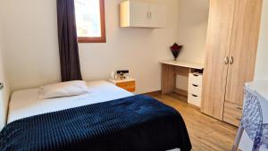 Postel nebo postele na pokoji v ubytování Maison au calme avec piscine, terrasse, BBQ + 22 fotografií