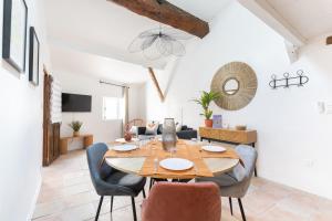 a dining room with a wooden table and chairs at Le Van Gogh - Hypercentre - Clim - Wifi - 4 pers in Saint-Rémy-de-Provence