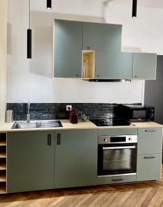 Η κουζίνα ή μικρή κουζίνα στο id-home le St Nicolas +5 φωτογραφίες