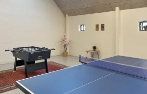 Stolní tenis v ubytování Amazing Home In Silkeborg With Sauna nebo okolí