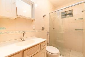 a bathroom with a toilet and a sink and a shower at Quarto aconchegante no centro de Brasília in Brasilia +15 photos