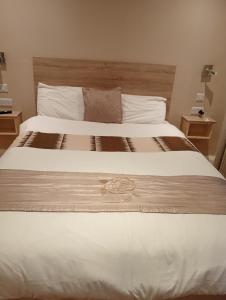 Una cama o camas en una habitación de Hayes House Killarney