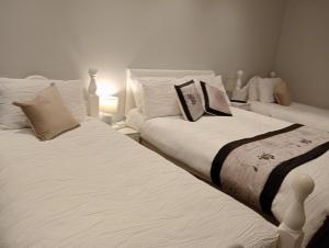 Una cama o camas en una habitación de Hayes House Killarney