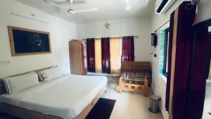 Postel nebo postele na pokoji v ubytování Vibhuvan Resort