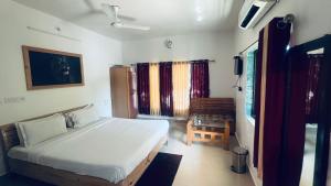Postel nebo postele na pokoji v ubytování Vibhuvan Resort