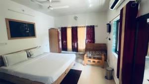 Postel nebo postele na pokoji v ubytování Vibhuvan Resort