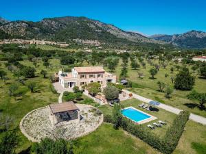 an aerial view of a house with a swimming pool at Casa de los Almendros in Selva