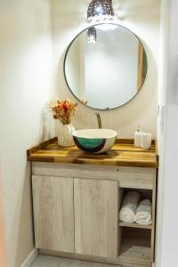 un baño con lavabo y espejo en La Quinta, Cabañas de campo, en Villa Nueva