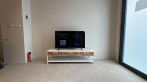 una TV a schermo piatto seduta sopra un armadio di Loft in Bidezabal a Getxo