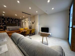 un soggiorno con un divano e un tavolo di Loft in Bidezabal a Getxo