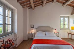マテーリカにあるCasa Vita 8 by Marche Holiday Villasの白いベッドルーム(赤い毛布付きの大型ベッド1台付) +12枚の写真