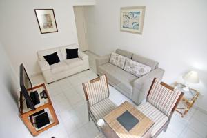 sala de estar con sofá, mesa y sillas en Rio Spot Homes Leblon D026, en Río de Janeiro