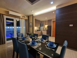 a dining room with a table and chairs and a kitchen at Sea Life Poolville in Jomtien Beach