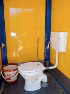 A bathroom at GVQ Hostel & Resort's Wayanad