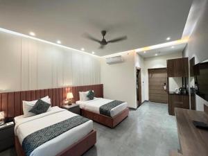 Postel nebo postele na pokoji v ubytování Kelvish Hotel Near Delhi Airport
