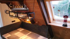 a room with a bench in front of a window at Ferienhaus Ankerplatz Twielenfleth im Feriendorf Altes Land in Hollern-Twielenfleth