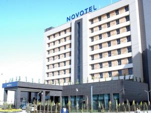 ディヤルバクルにあるNovotel Diyarbakirの看板が上のホテルの建物