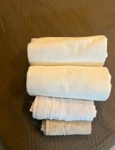 a stack of white towels sitting on a table at 13 Studio completo, perto TRT, Smartfit, Life Center, cozinha in Belo Horizonte