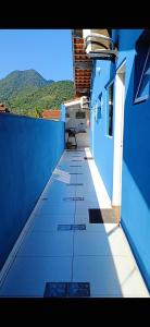 ウバトゥバにあるSuites Familia Otavianoの青い建物のバルコニービュー +116枚の写真